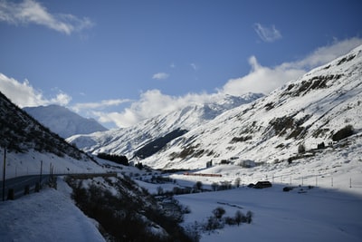 白昼雪山